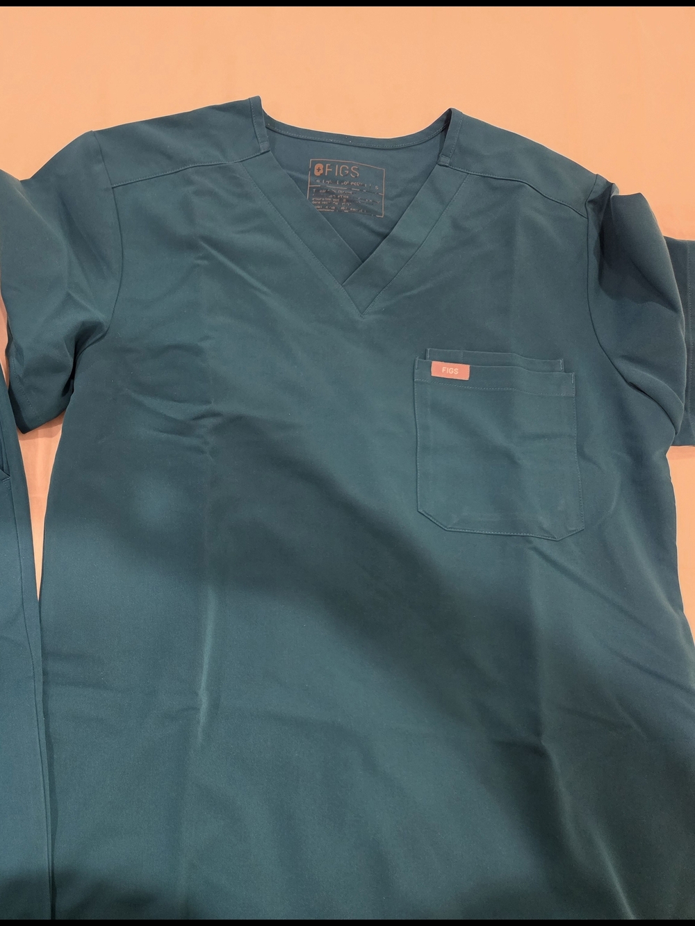 Figs Men’s V-Neck Scrub Top And Jogger Pants in Green